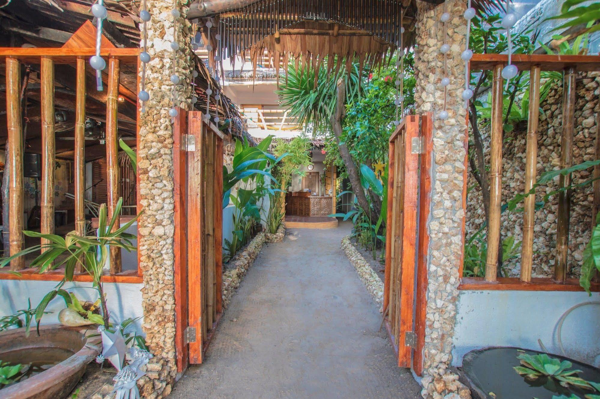 Bamboo Bungalows Resthouse Balabag  Buitenkant foto
