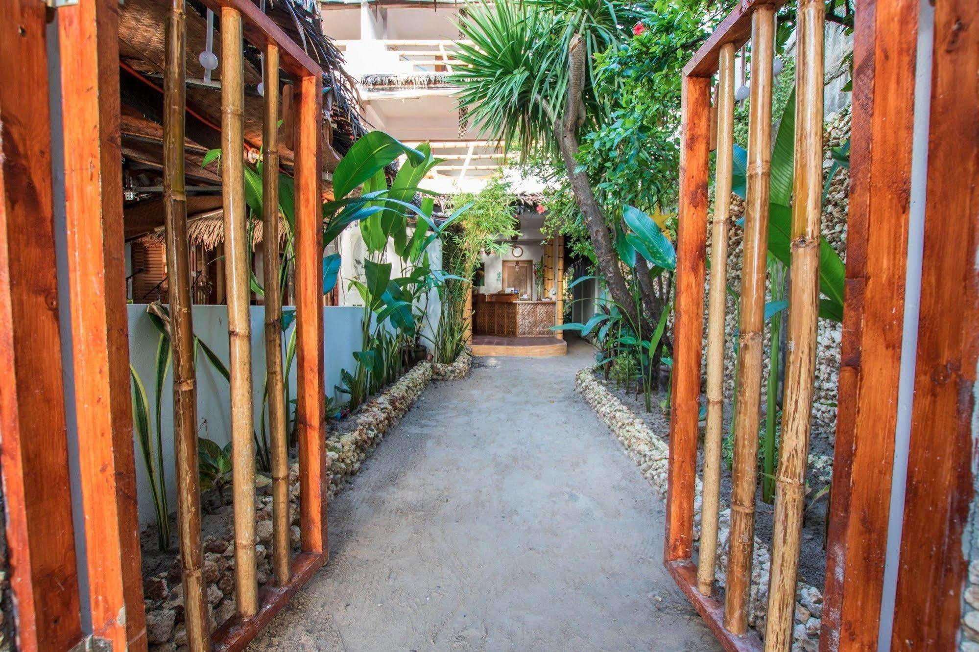 Bamboo Bungalows Resthouse Balabag  Buitenkant foto