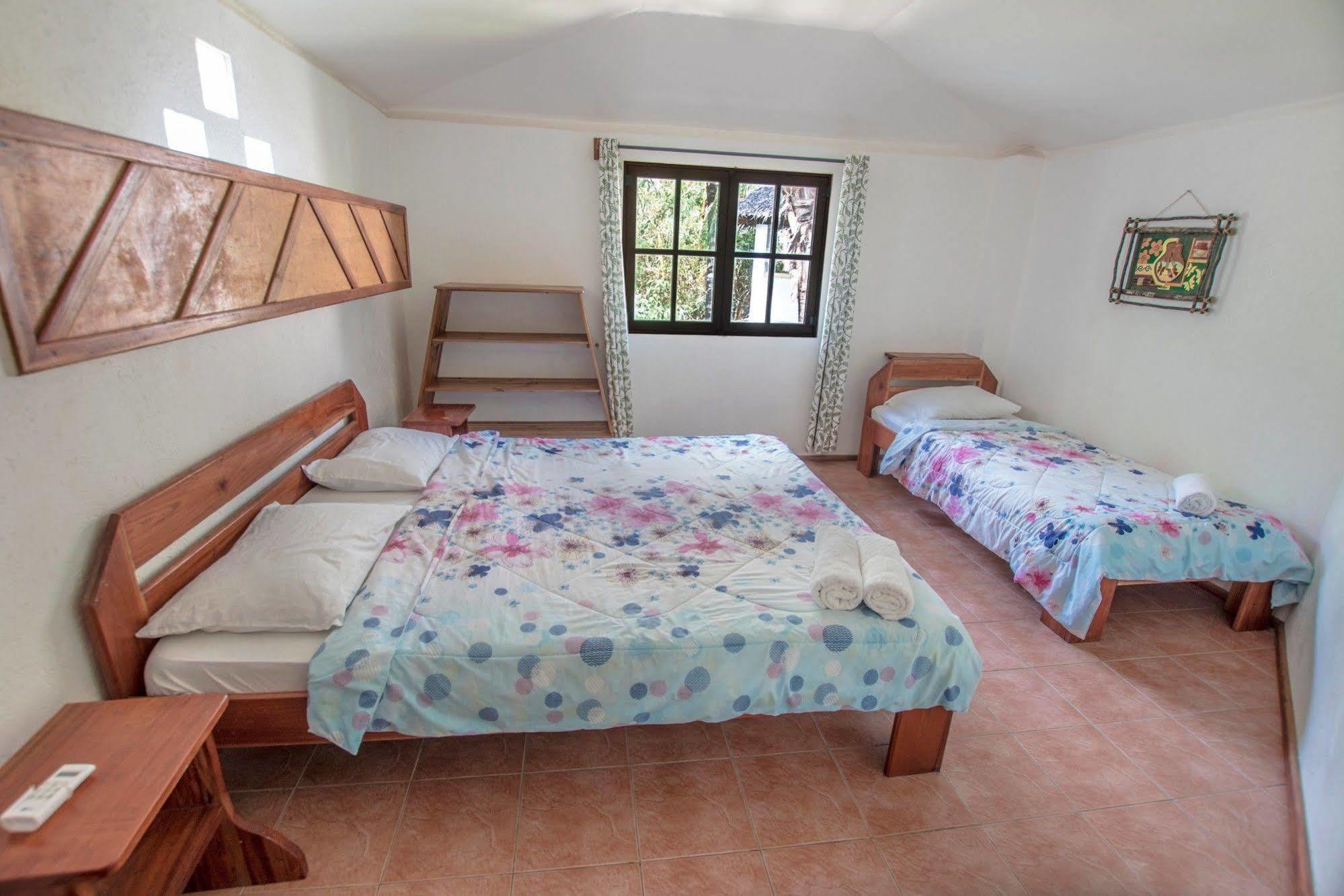 Bamboo Bungalows Resthouse Balabag  Buitenkant foto