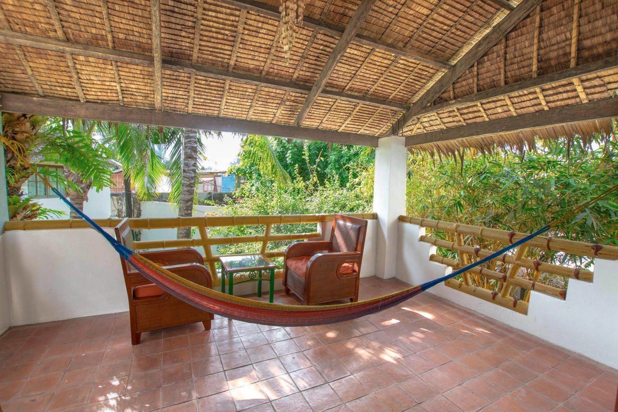 Bamboo Bungalows Resthouse Balabag  Buitenkant foto