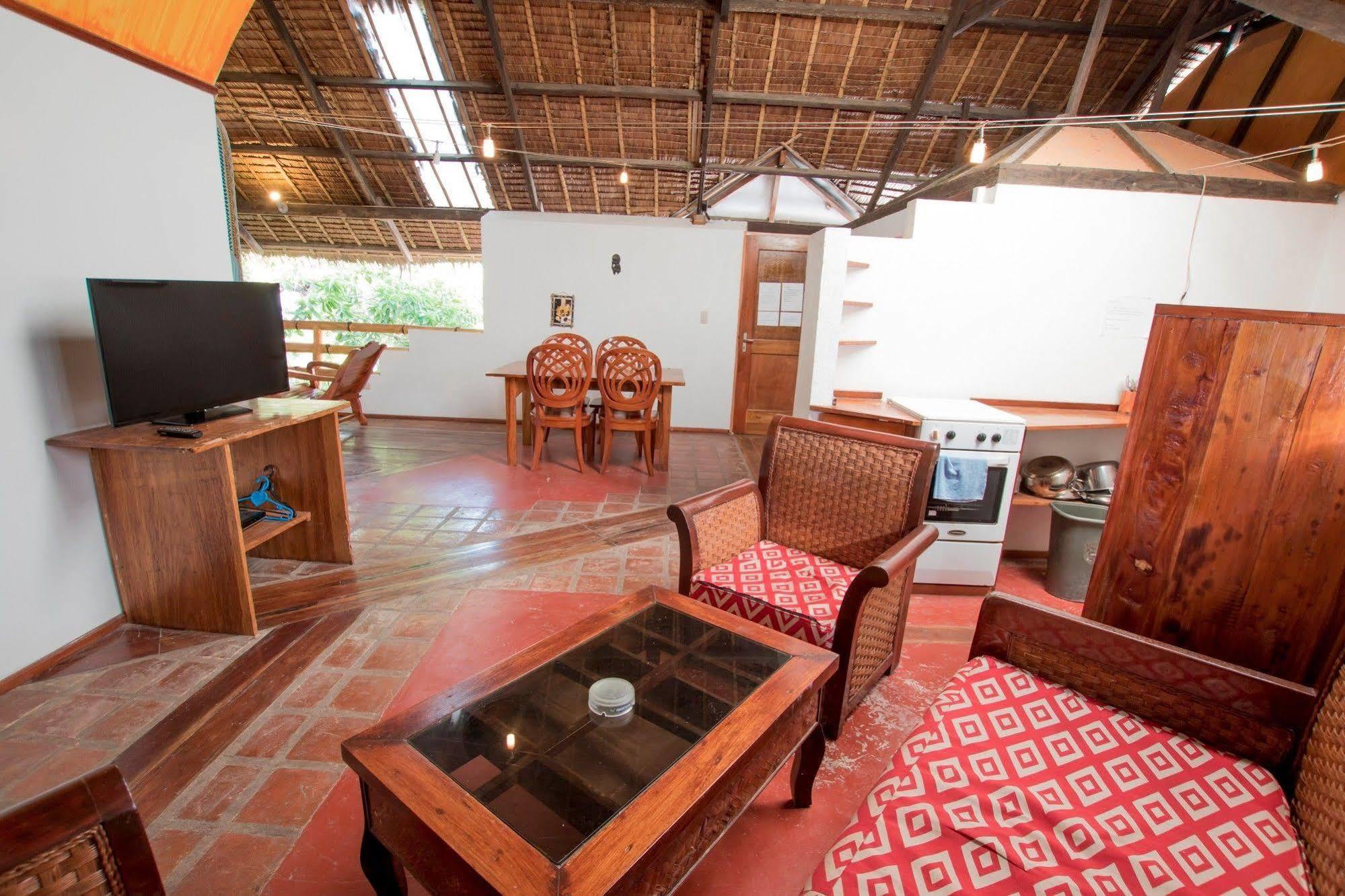Bamboo Bungalows Resthouse Balabag  Buitenkant foto